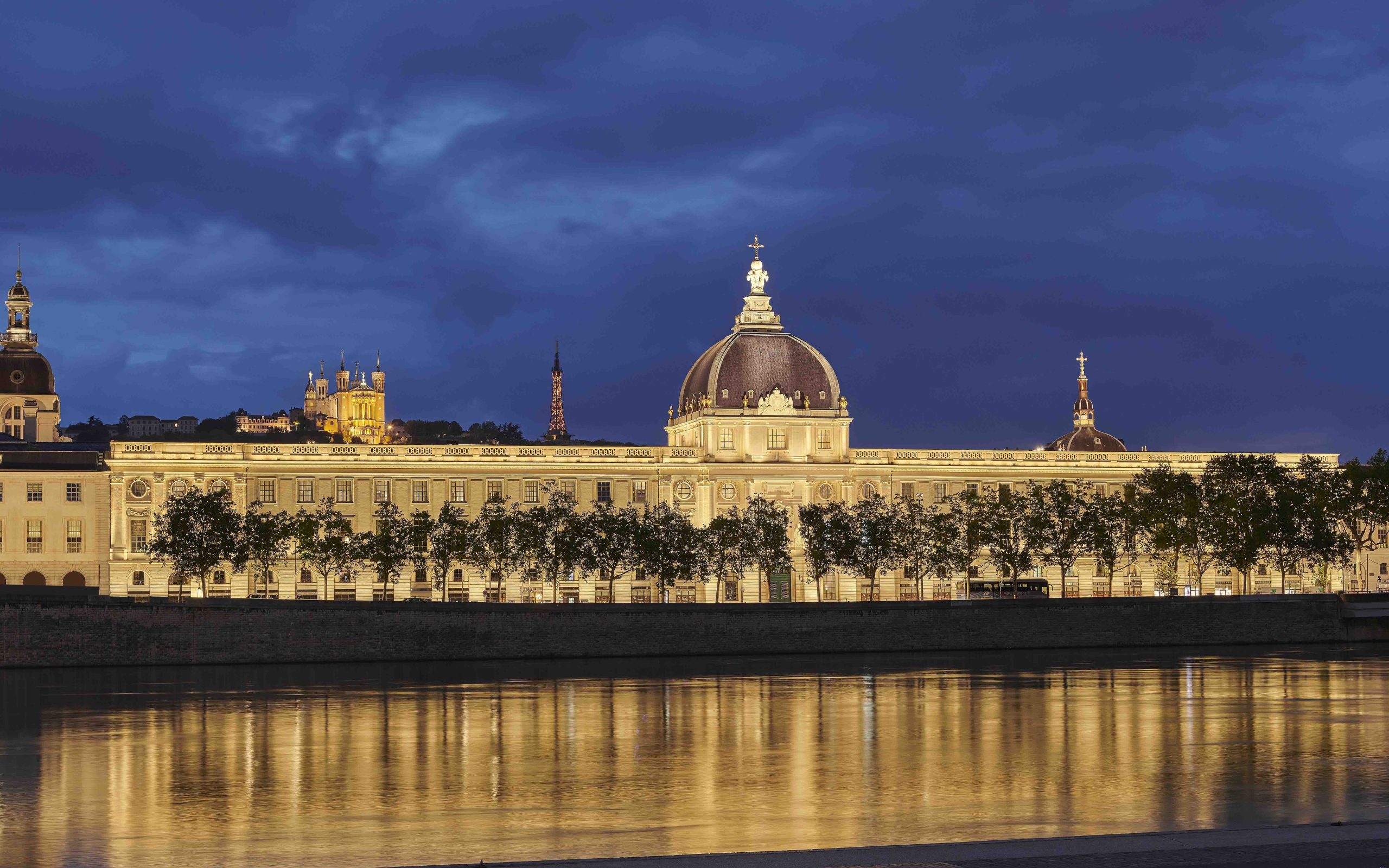 Exterior-Shot-bu-night-c-Eric-Cuvillier-2