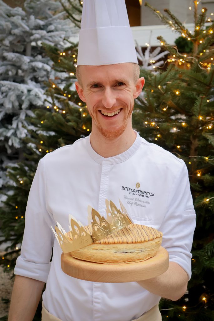 Galette des Rois 2025, une création du Chef Vincent Thomassin pour l'InterContinental Lyon -Hotel Dieu : une pâtisserie artisanale aux saveurs de cassis et de sapin, mêlant tradition et créativité pour l'Épiphanie.