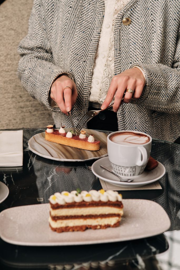 Découvrez le Carrot cake et la tarte pralines du déjeuner au bar le Dôme de l'InterContinental Lyon - Hotel Dieu