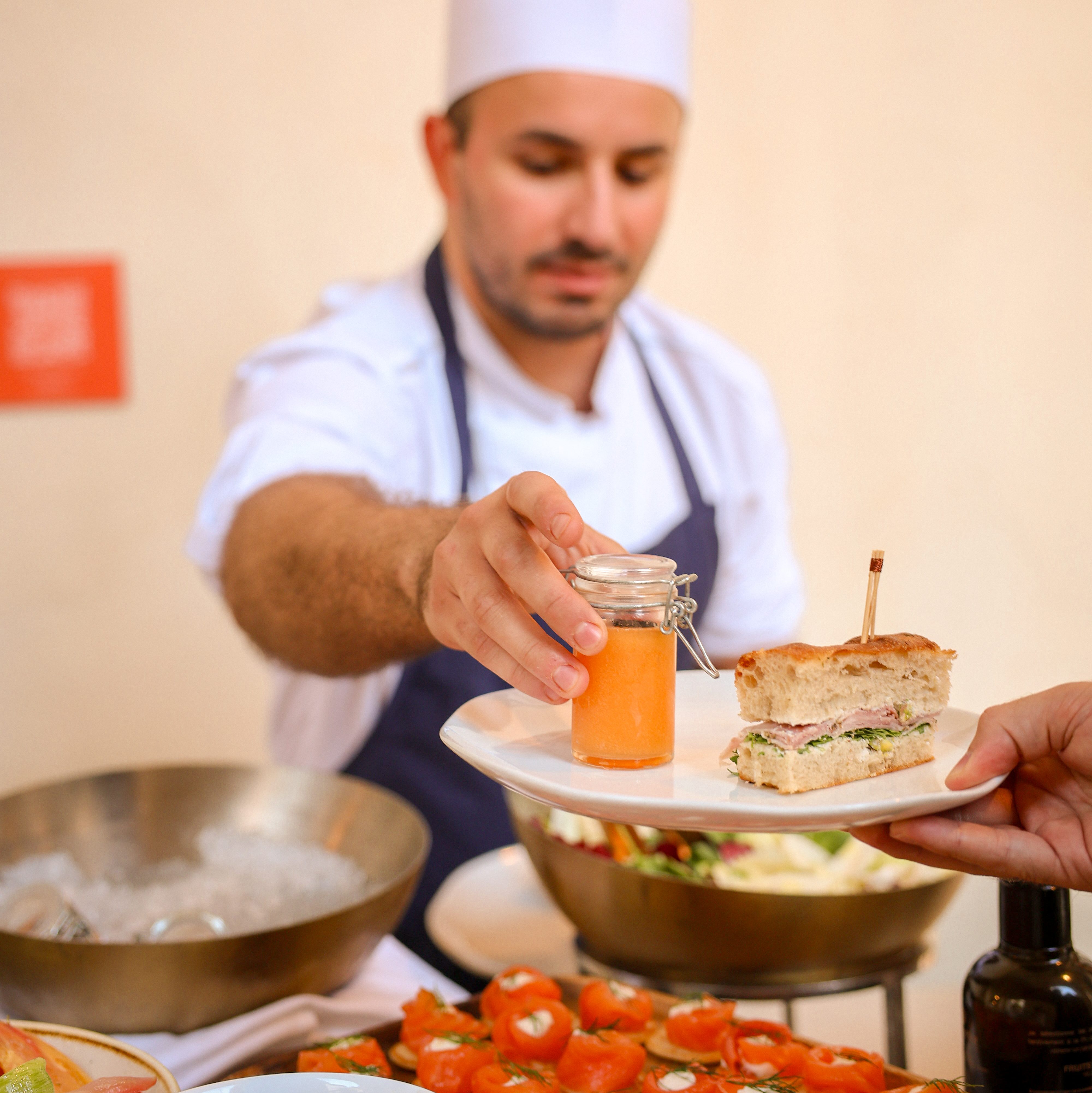 Service au buffet des jeudis brasero de l'InterContinental Lyon - Hotel Dieu sur la terrasse jardin du restaurant Epona 