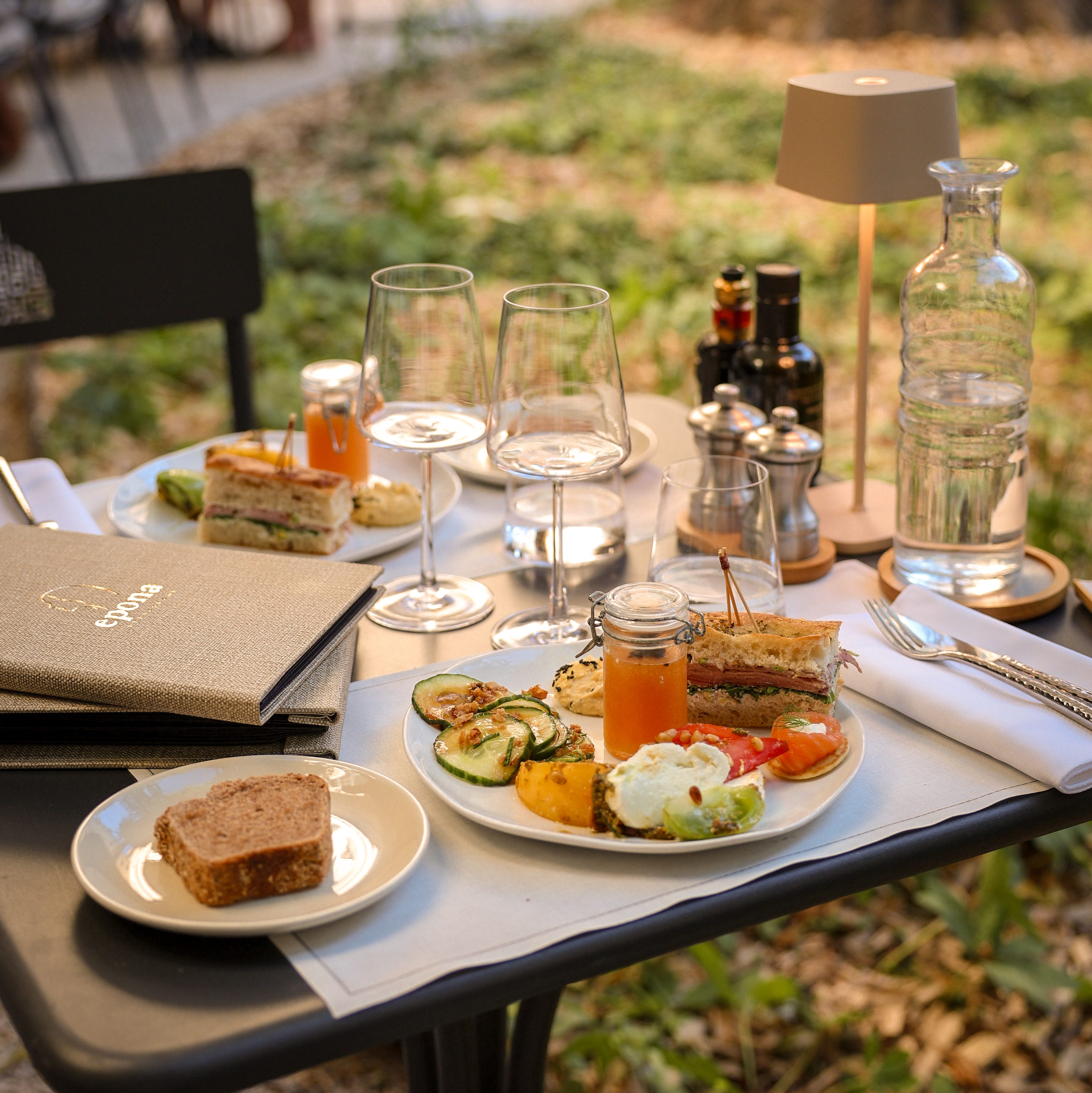 Assiettes de mets du buffet des jeudis brasero sur la terrasse jardin du restaurant Epona de l'InterContinental Lyon - Hotel Dieu 