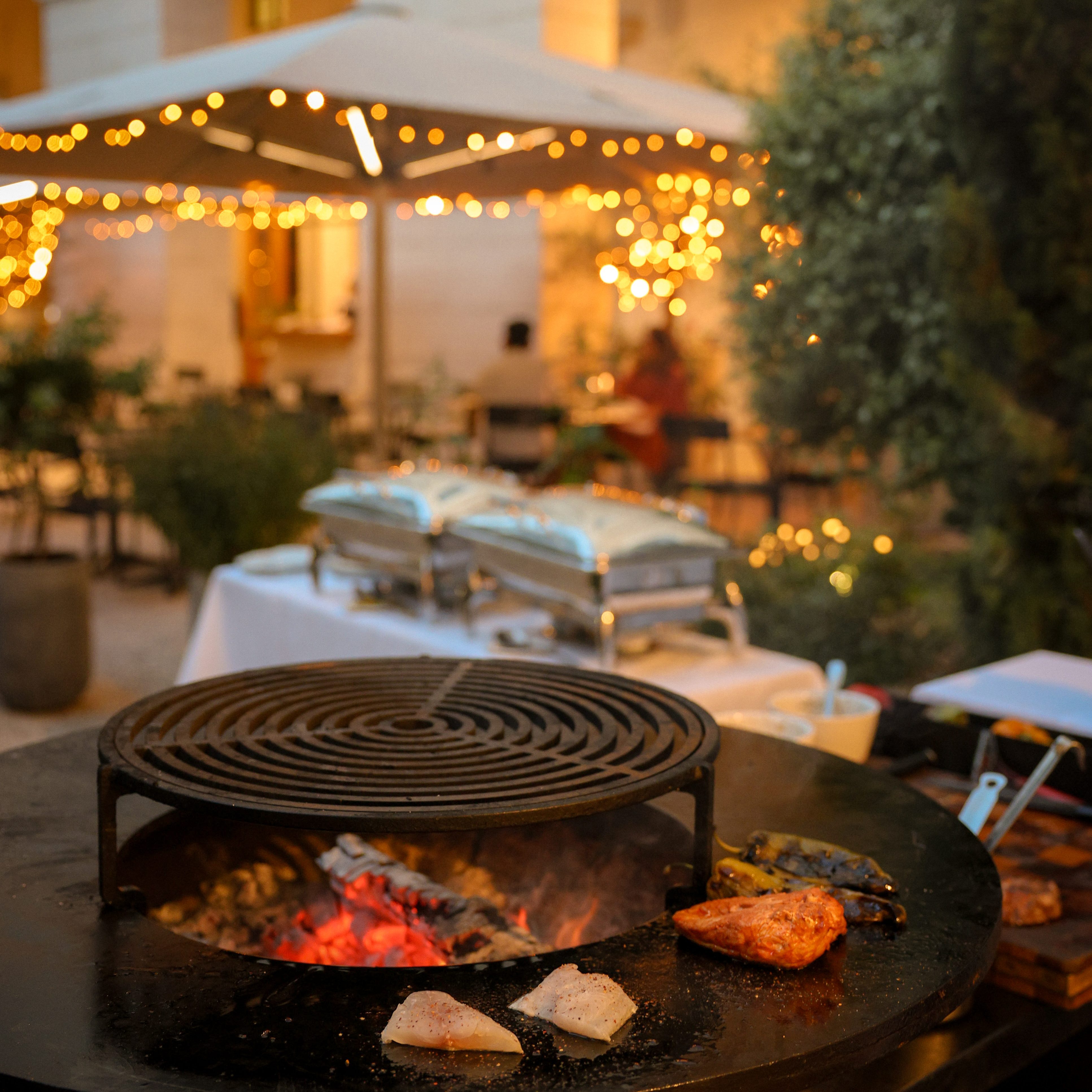 Cuissons au brasero sur la terrasse jardin du Restaurant Epona de l'InterContinental Lyon - Hotel Dieu lors des jeudis brasero