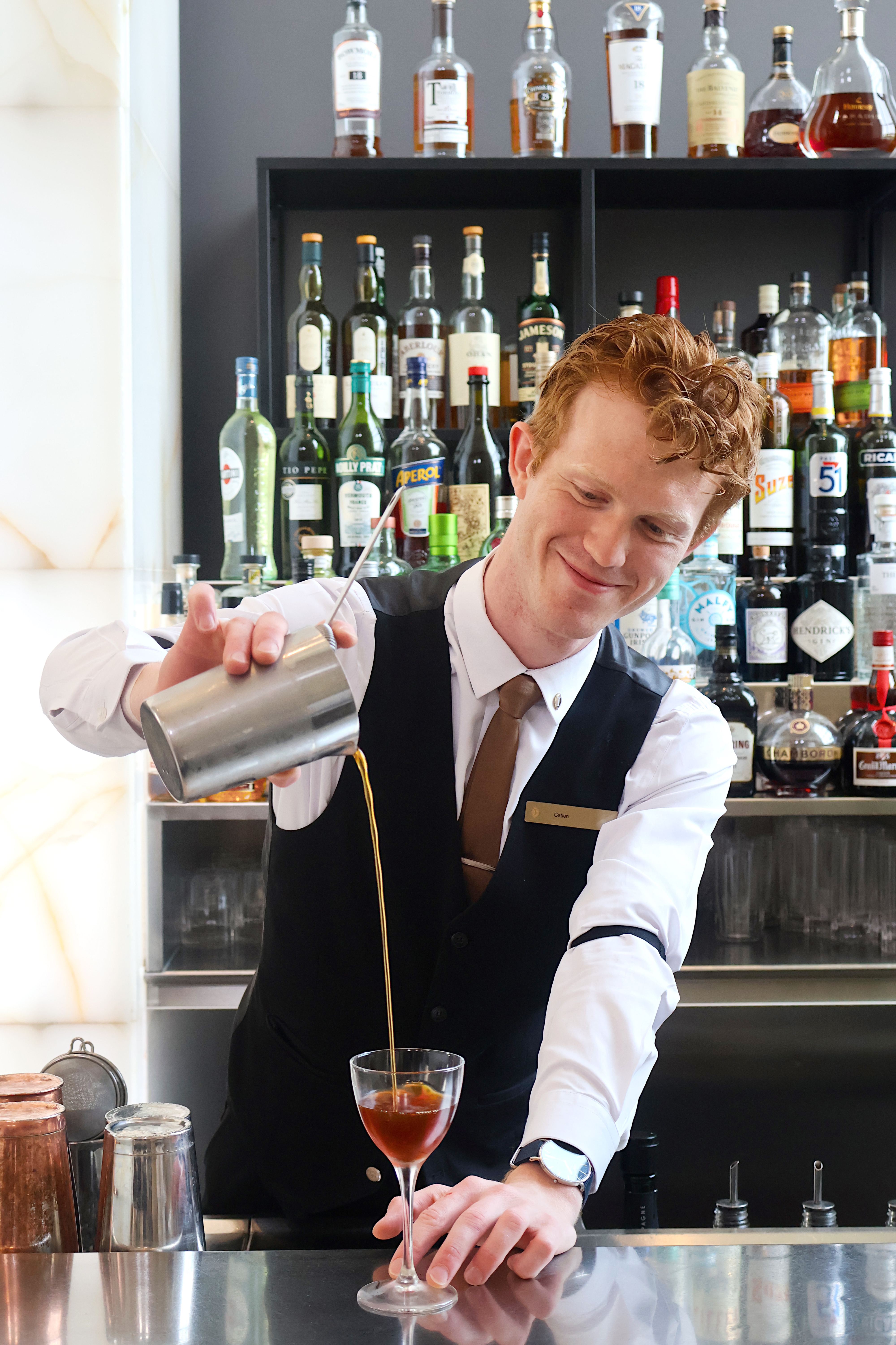 Barman au bar Le Dôme
